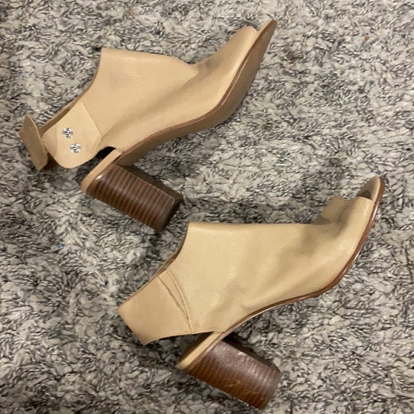 COPY - Steve Madden Snap Closure Peep Toe heel - Picture 4 of 5